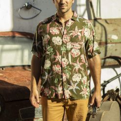 Alternative view of Camisa hawaiana tropical verde