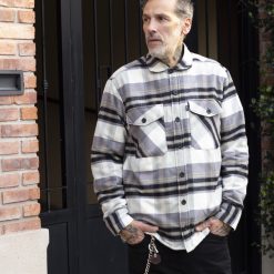 Alternative view of Camisaco con micropolar alpes blanco y gris lineas