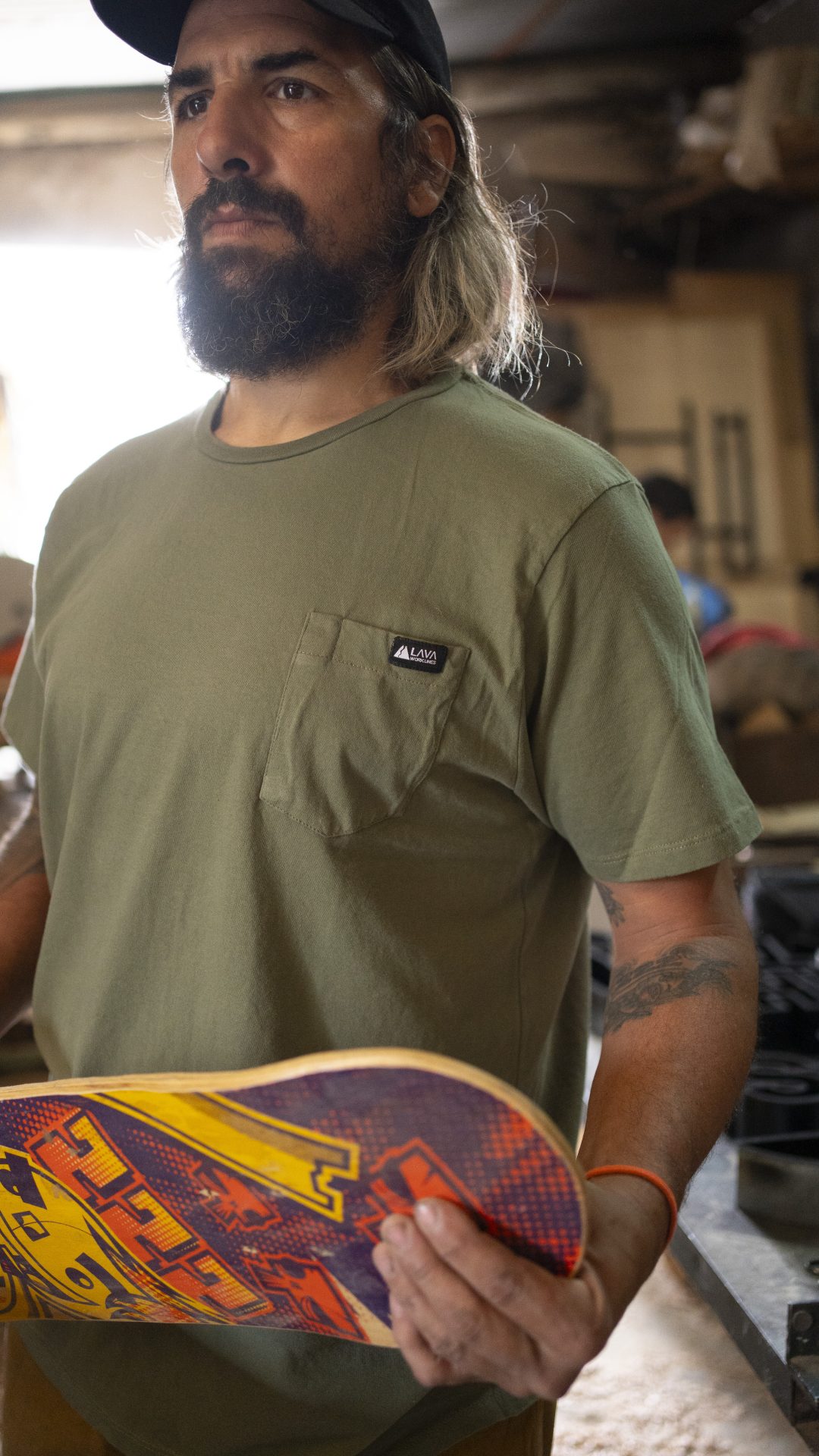 Remera basica con bolsillo work manga corta verde militar - Imagen 3