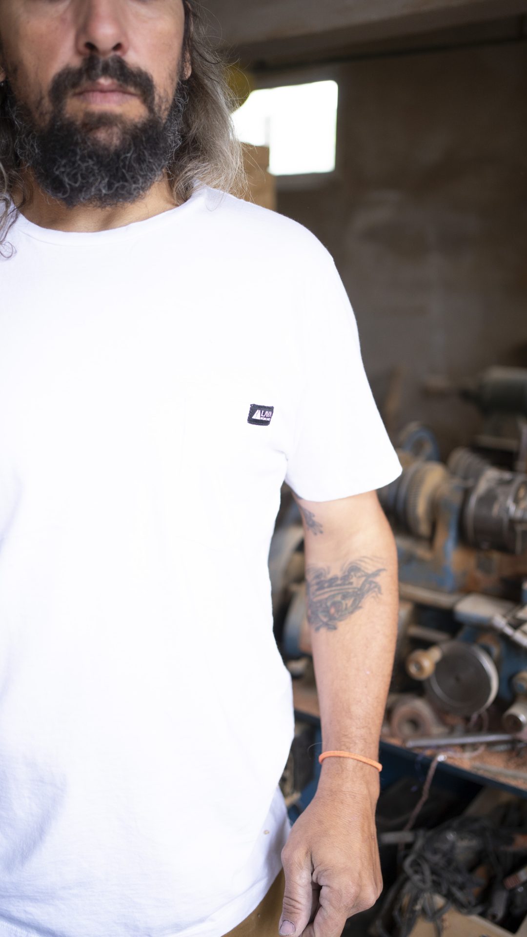 Remera basica con bolsillo work manga corta blanca - Imagen 4