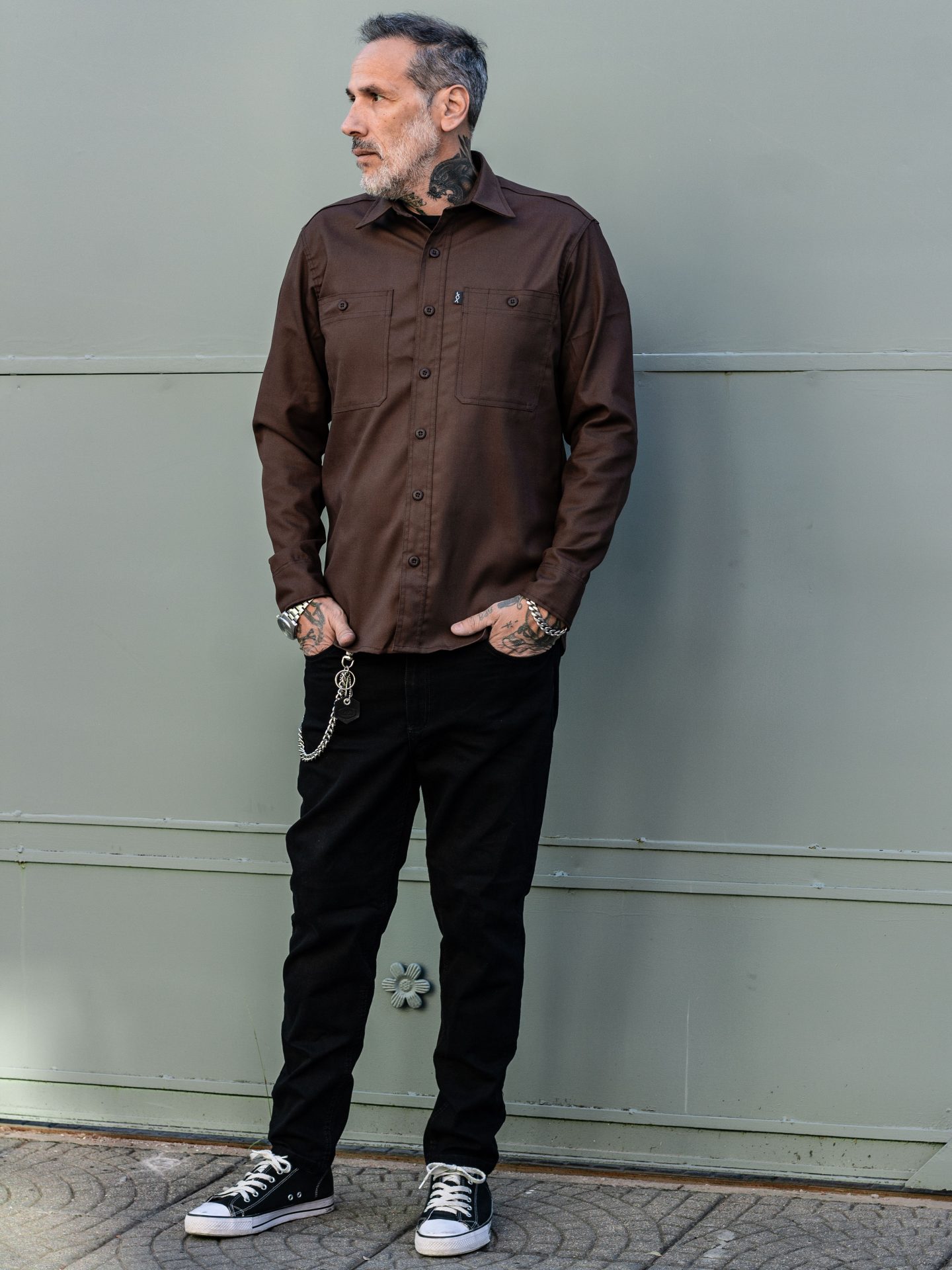 Camisa sarga manga larga marron - Imagen 3