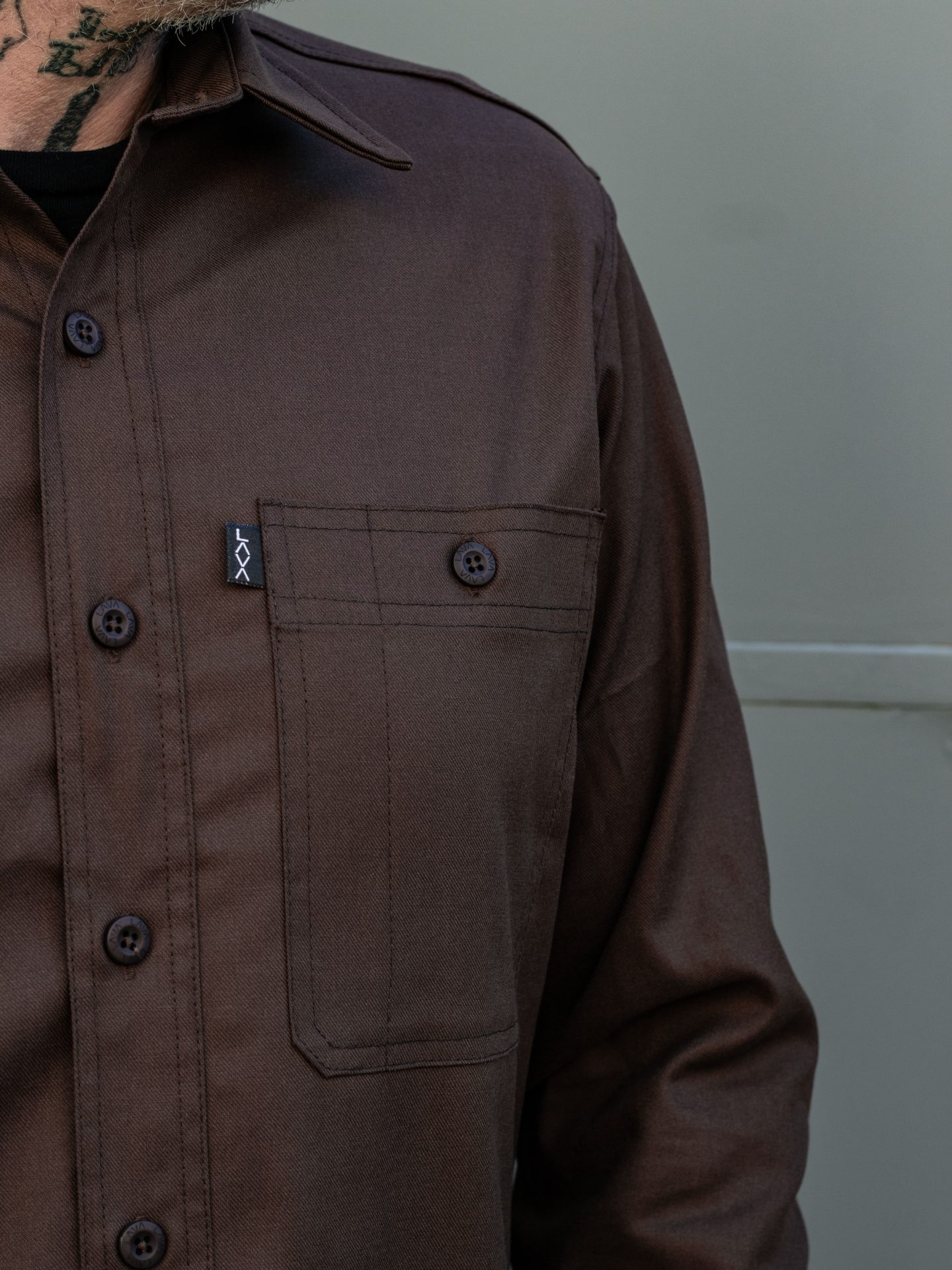 Camisa sarga manga larga marron - Imagen 5
